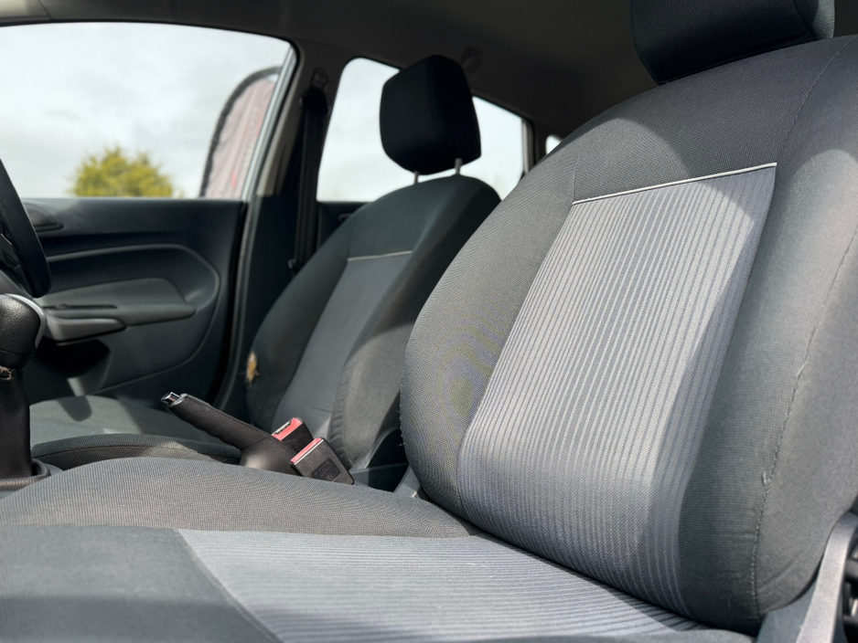 2011 Ford Fiesta - image 14