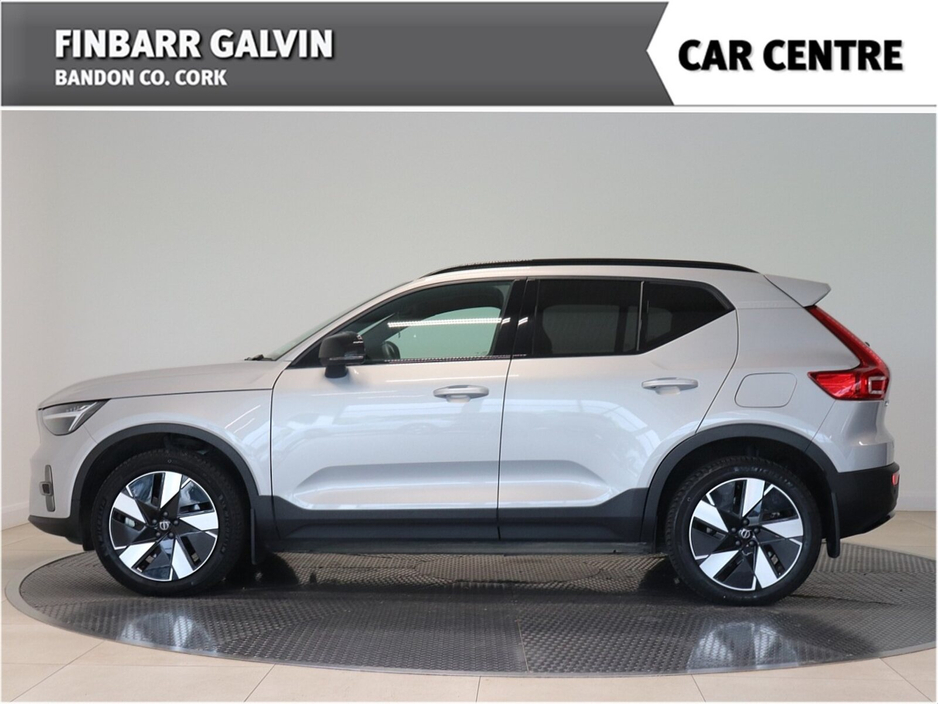 2025 Volvo XC40 - image 3