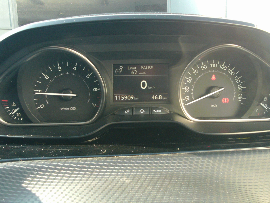 2016 Peugeot 2008 - image 3