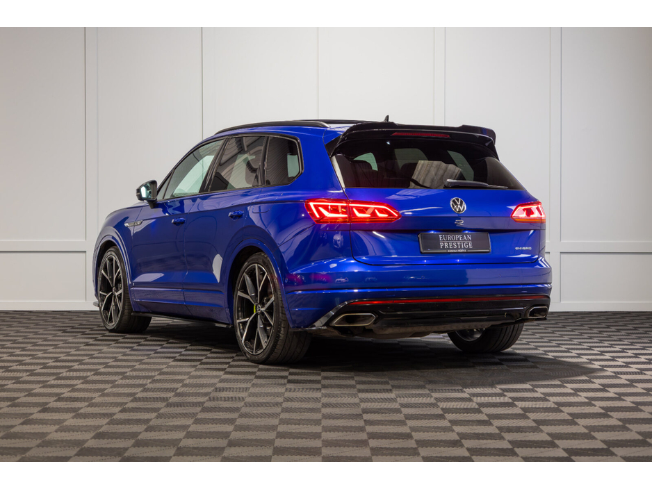 2021 Volkswagen Touareg - image 4