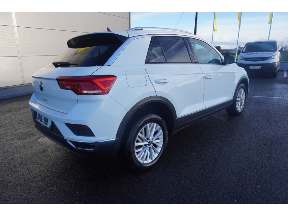 2021 Volkswagen T-Roc - image 10