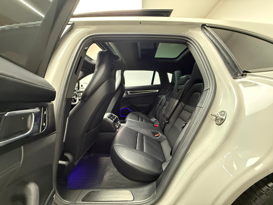 2023 Porsche Panamera - image 16