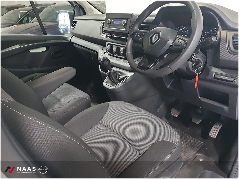 2024 Renault Trafic - image 11