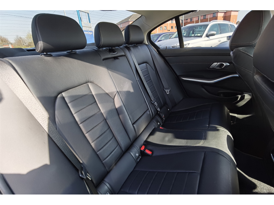2021 BMW 3 Series - image 11
