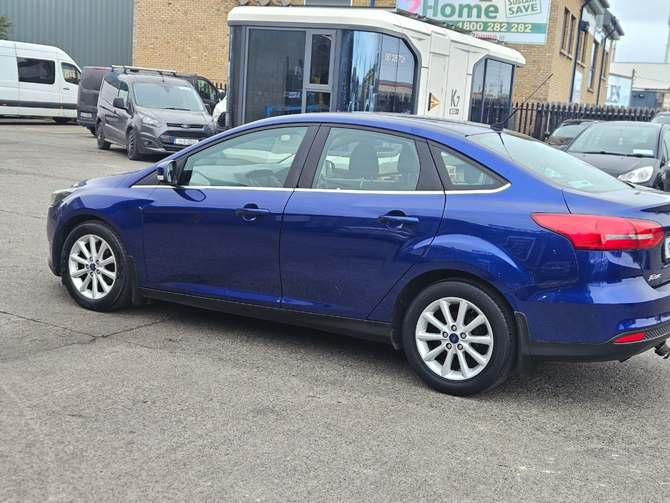 2016 Ford Focus - image 4