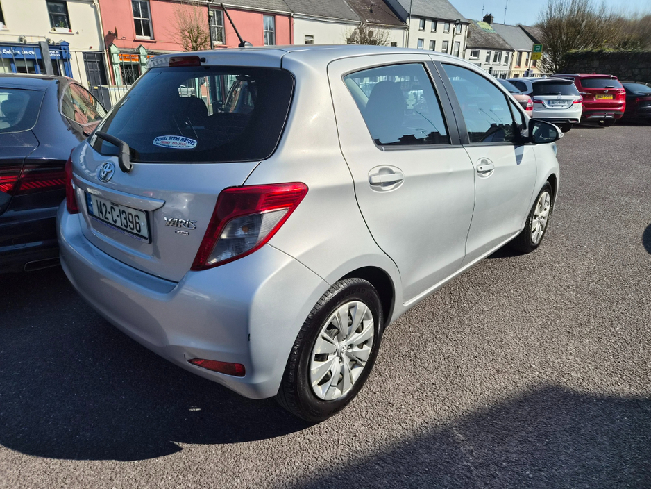 2014 Toyota Yaris - image 9