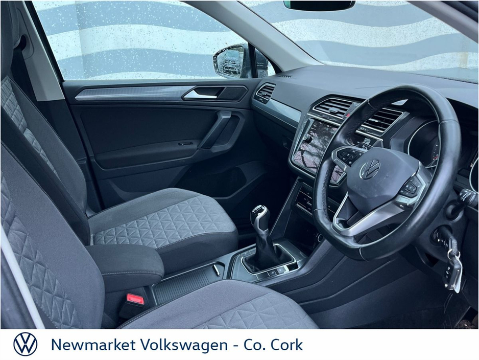 2023 Volkswagen Tiguan - image 8