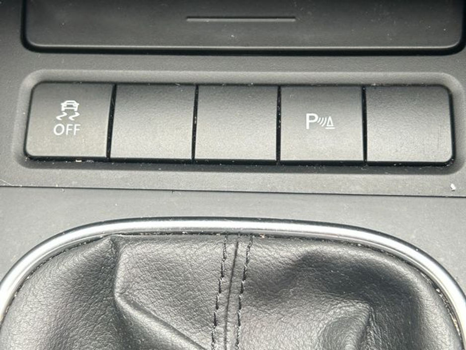 2013 Volkswagen Golf - image 23