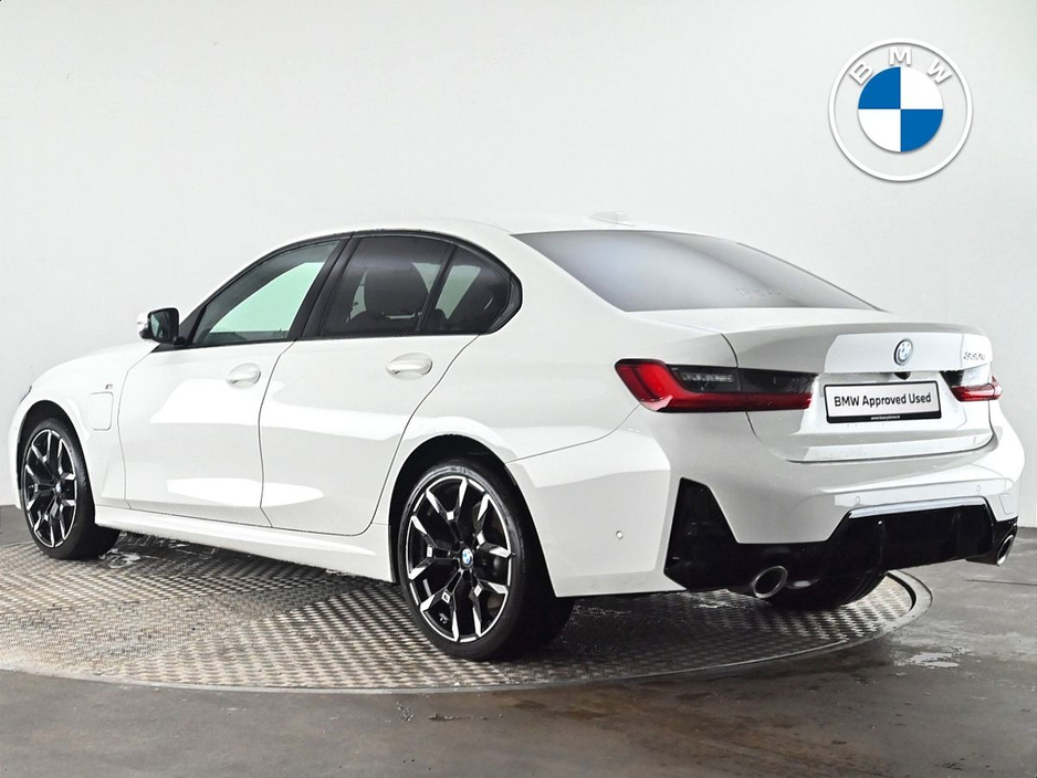 2025 BMW 3 Series - image 2