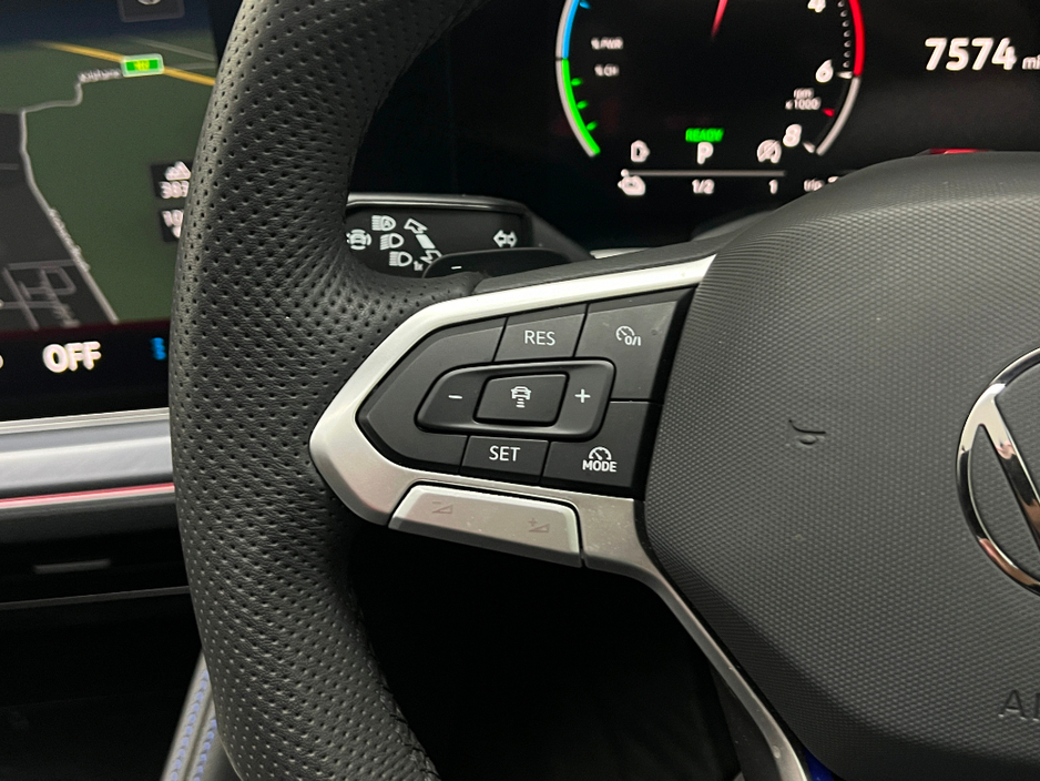 2025 Volkswagen Touareg - image 16