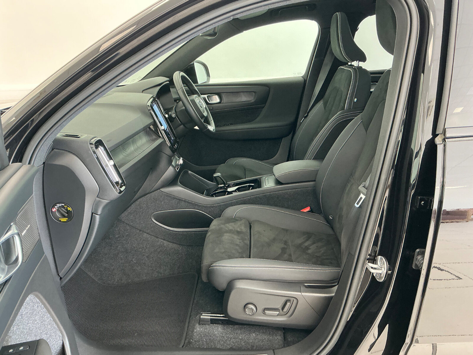 2023 Volvo XC40 - image 12