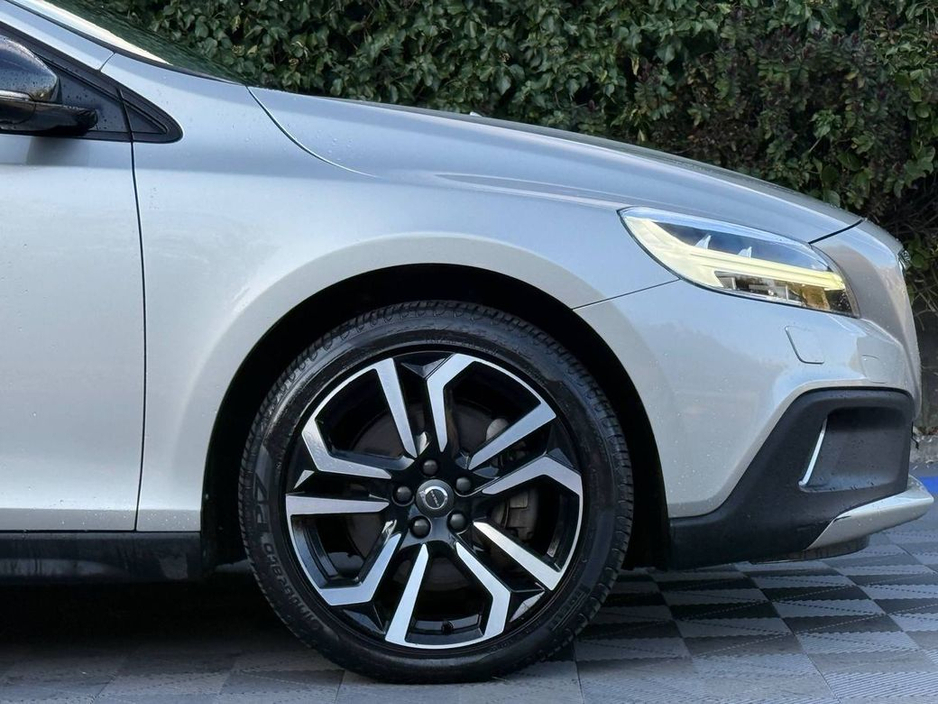 2019 Volvo V40 - image 10