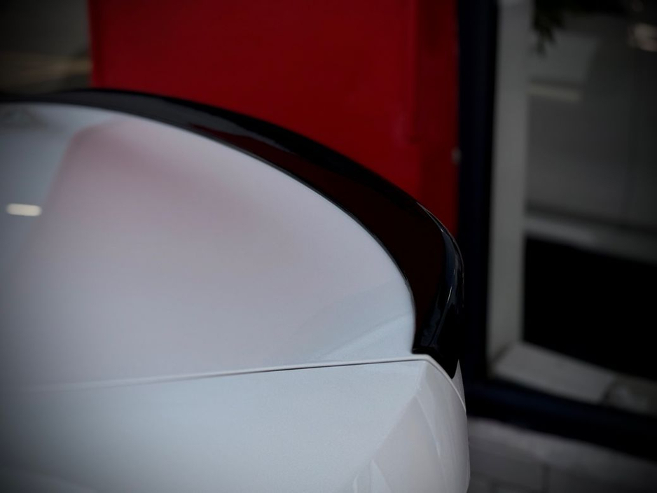 2025 BMW 3 Series - image 29