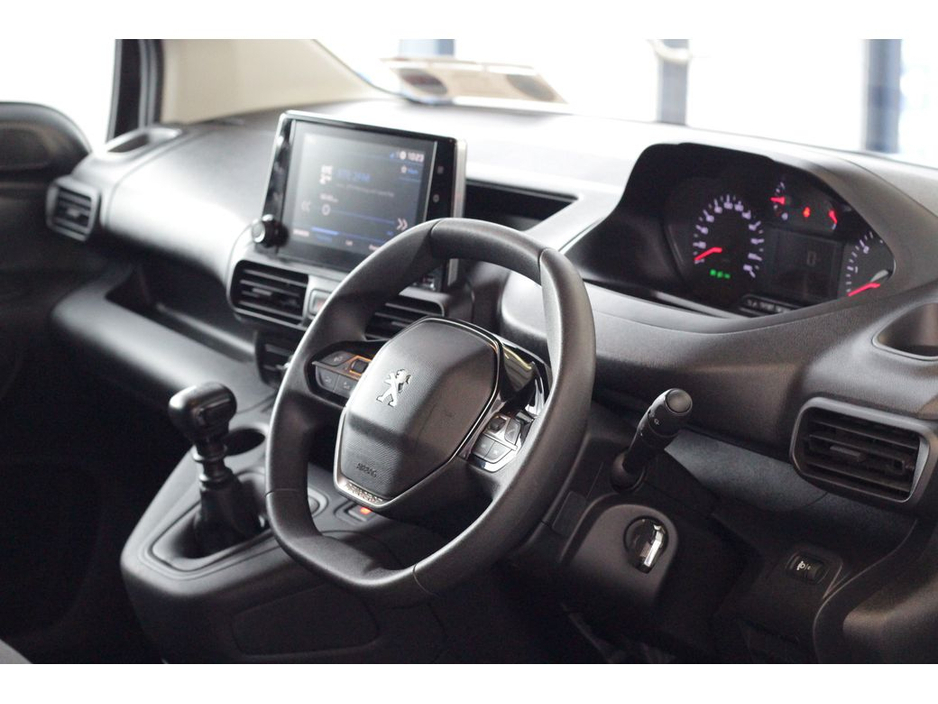 2023 Peugeot Partner - image 10