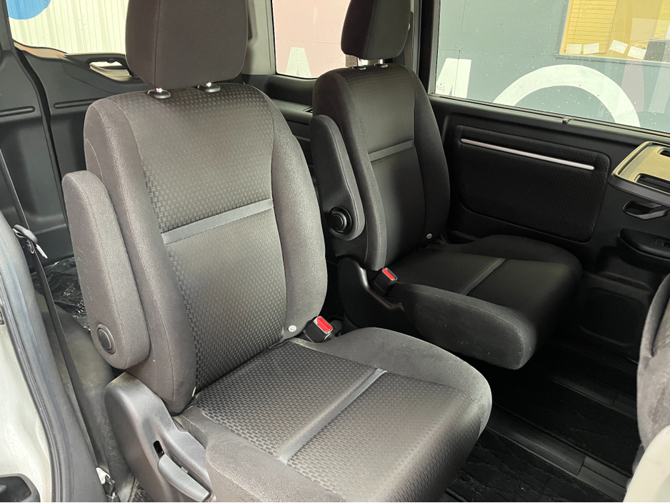 2020 Honda Stepwagon - image 13