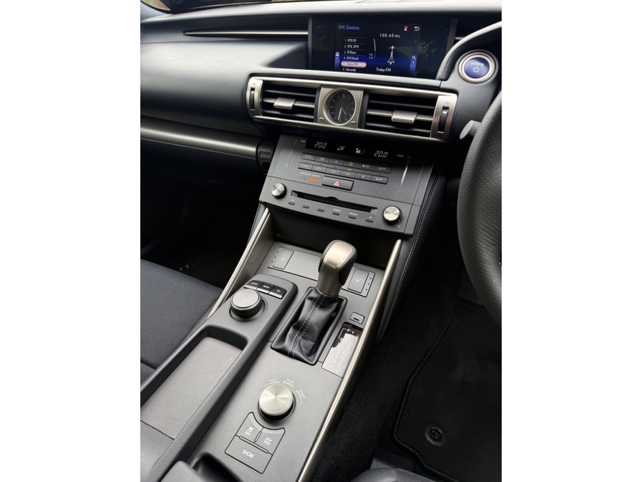 2015 Lexus IS 300 h - image 13