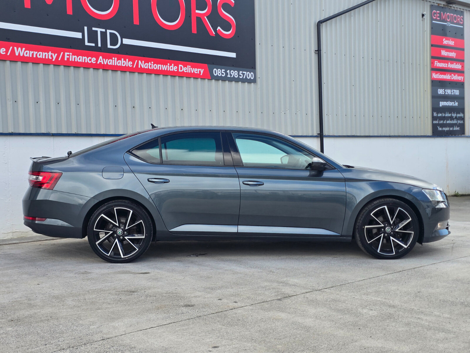 2018 Skoda Superb - image 6