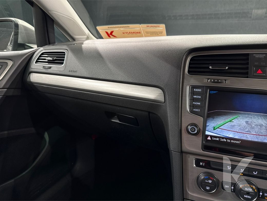 2017 Volkswagen Golf - image 24