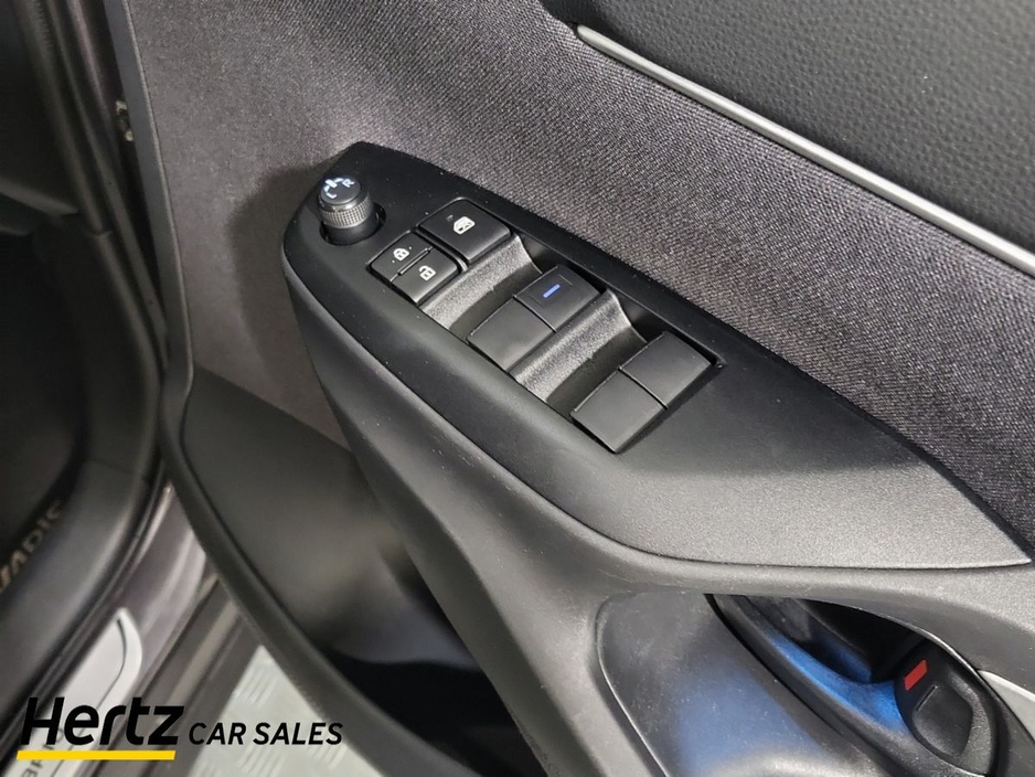 2023 Toyota Yaris Cross - image 19