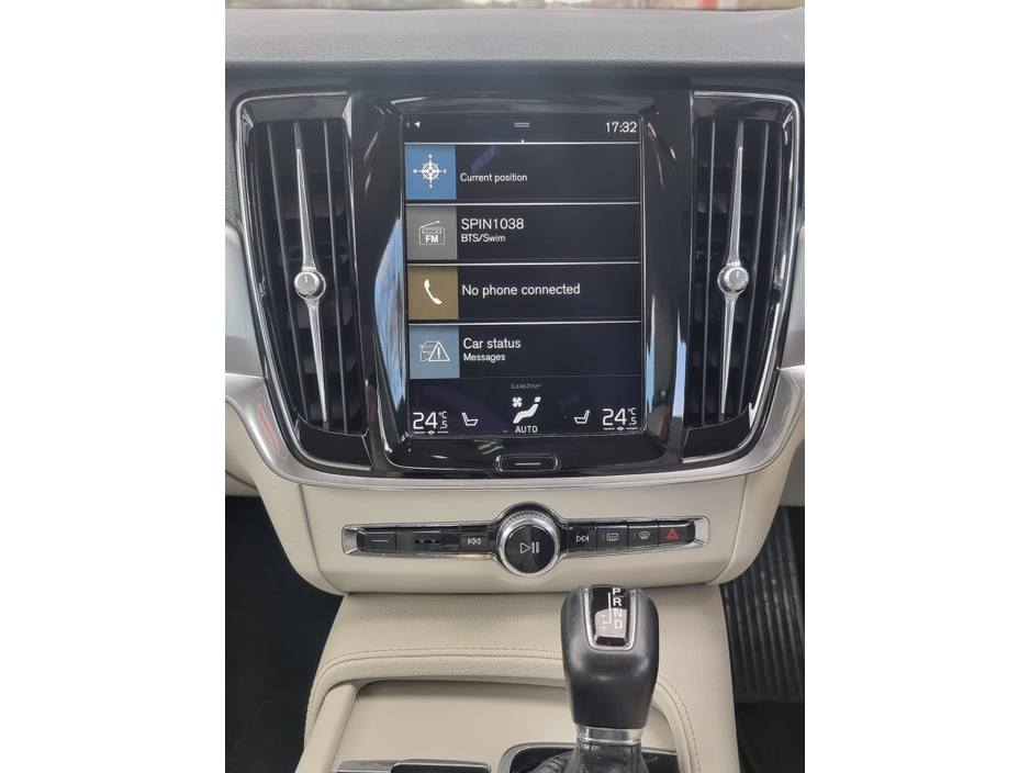 2017 Volvo S90 - image 28