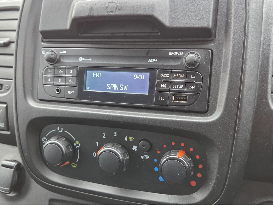 2018 Nissan NV300 - image 14