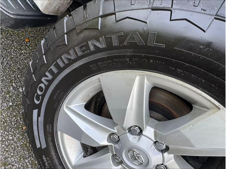 2019 Toyota Landcruiser - image 4