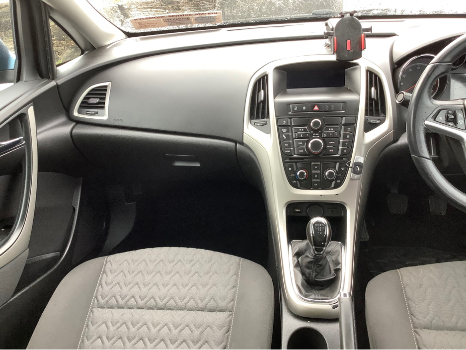 2014 Vauxhall Astra - image 6