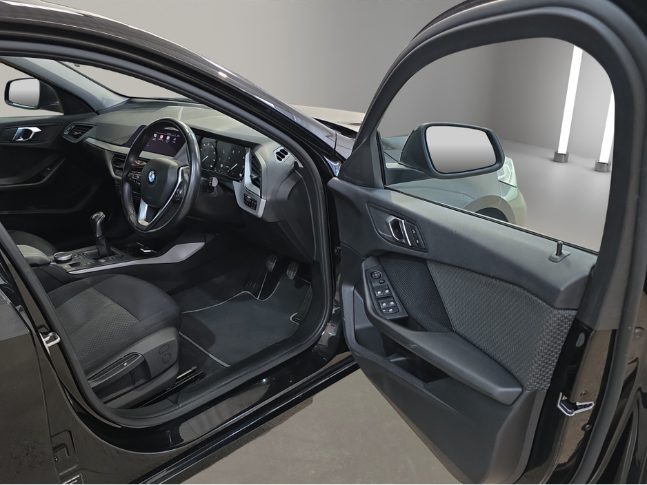 2020 BMW 1 Series - image 21