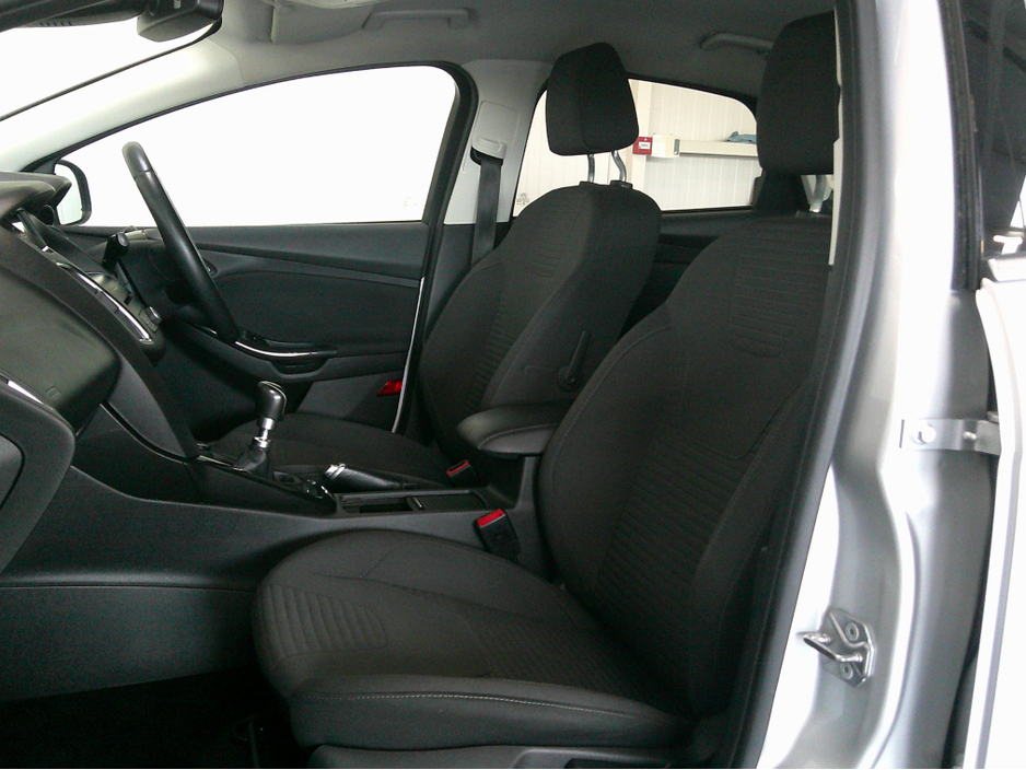 2017 Ford Focus - image 12