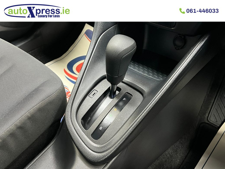 2022 Toyota Yaris - image 8