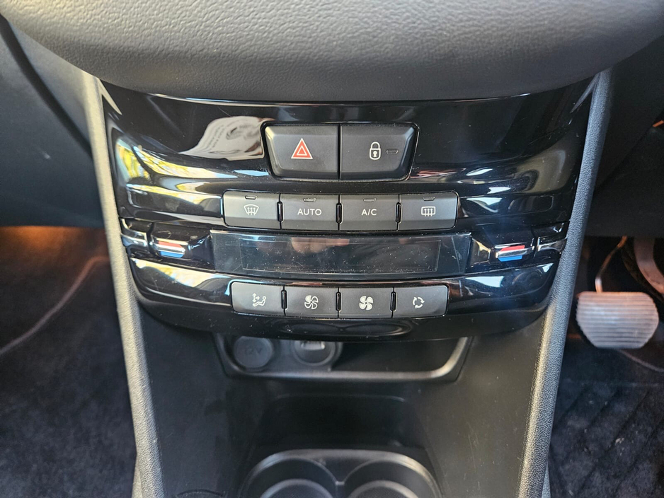 2015 Peugeot 208 - image 21