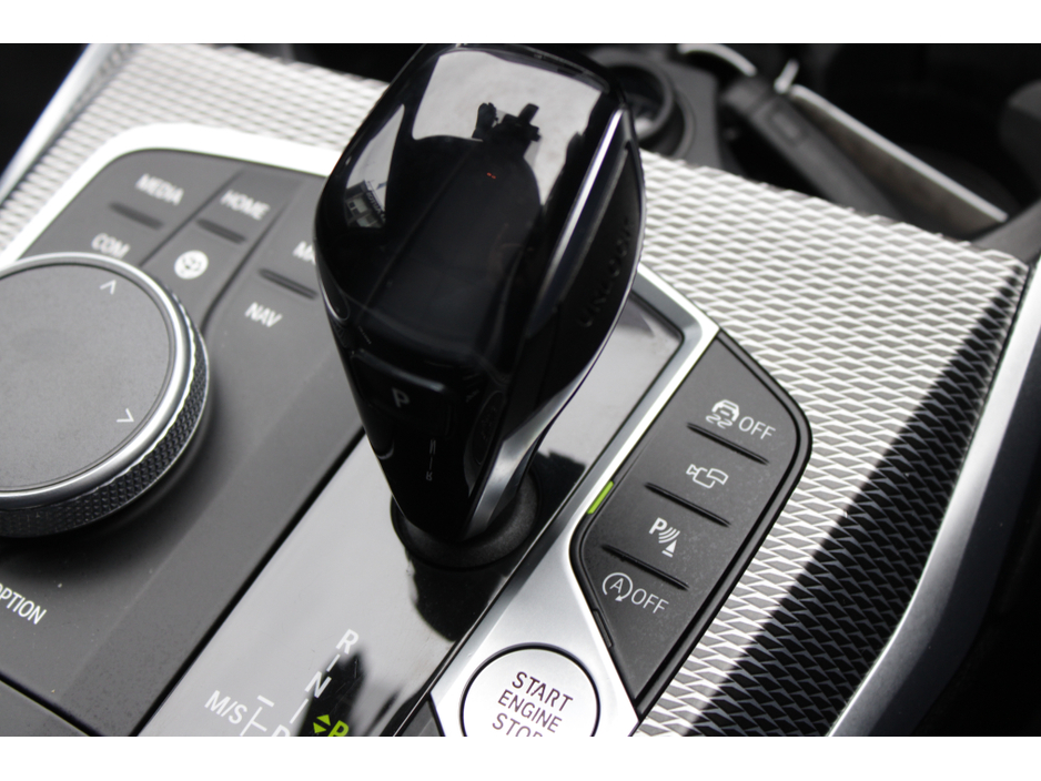 2021 BMW 3 Series - image 18