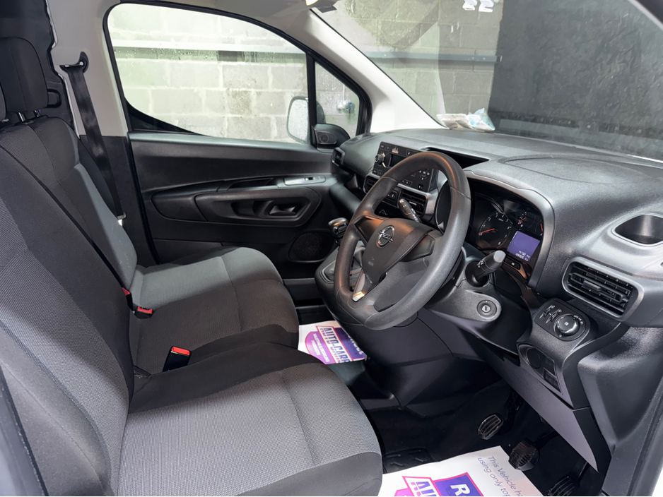 2022 Opel Combo - image 9