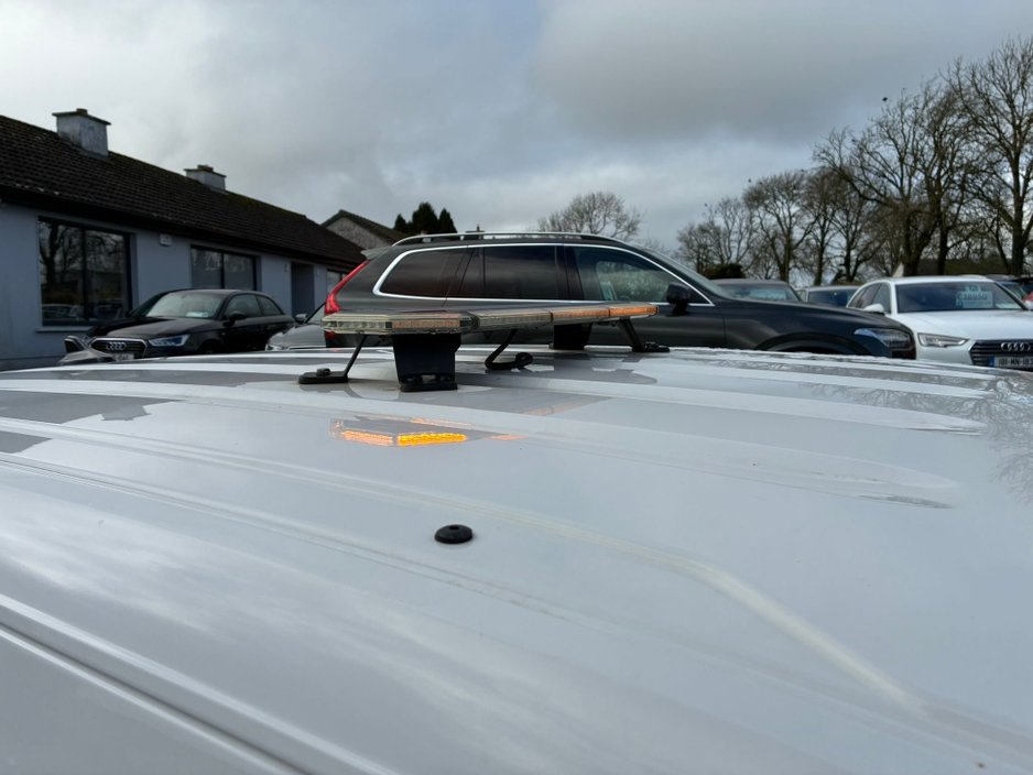 2023 Volkswagen Caddy - image 11