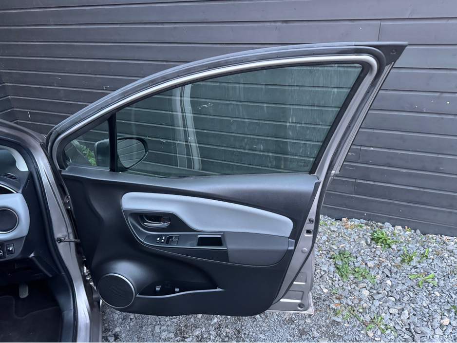 2016 Toyota Yaris - image 14