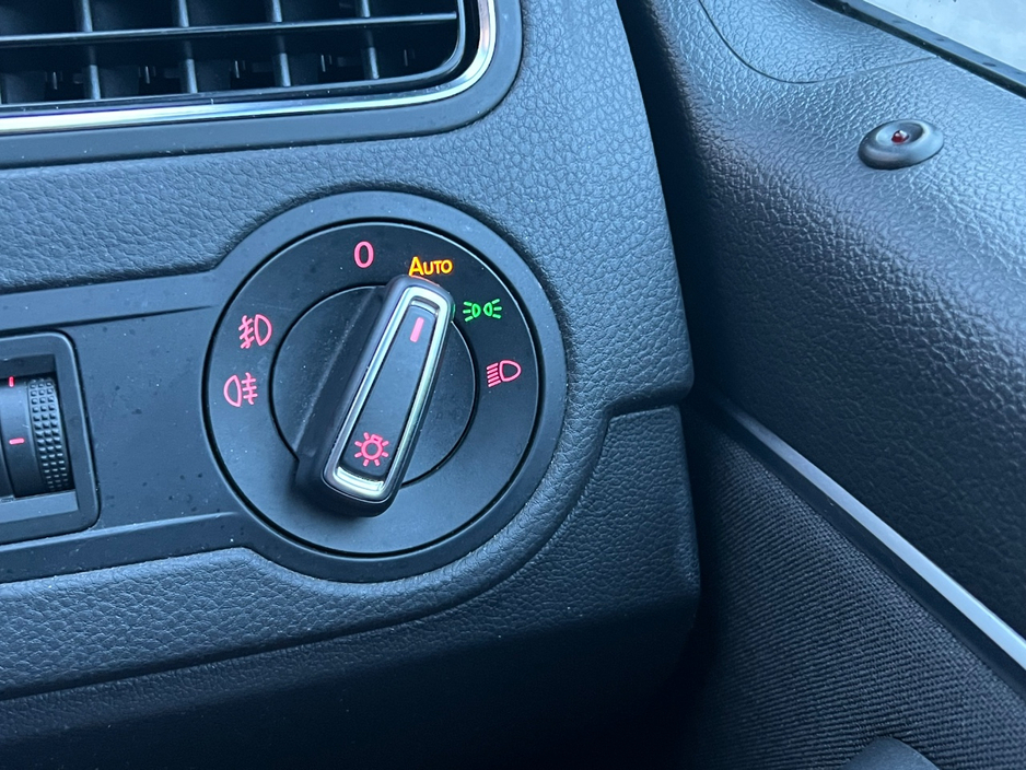 2017 Volkswagen Polo - image 24