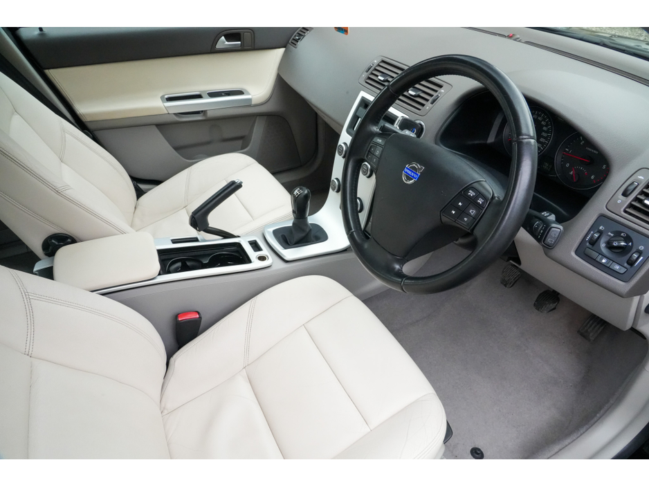 2012 Volvo V50 - image 2