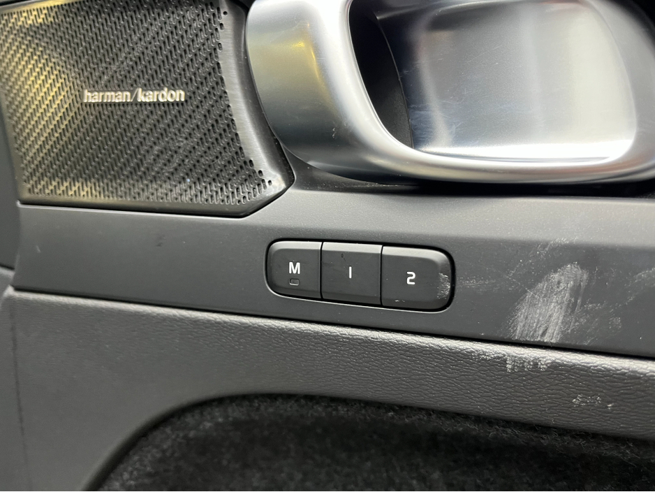 2023 Volvo XC40 - image 14
