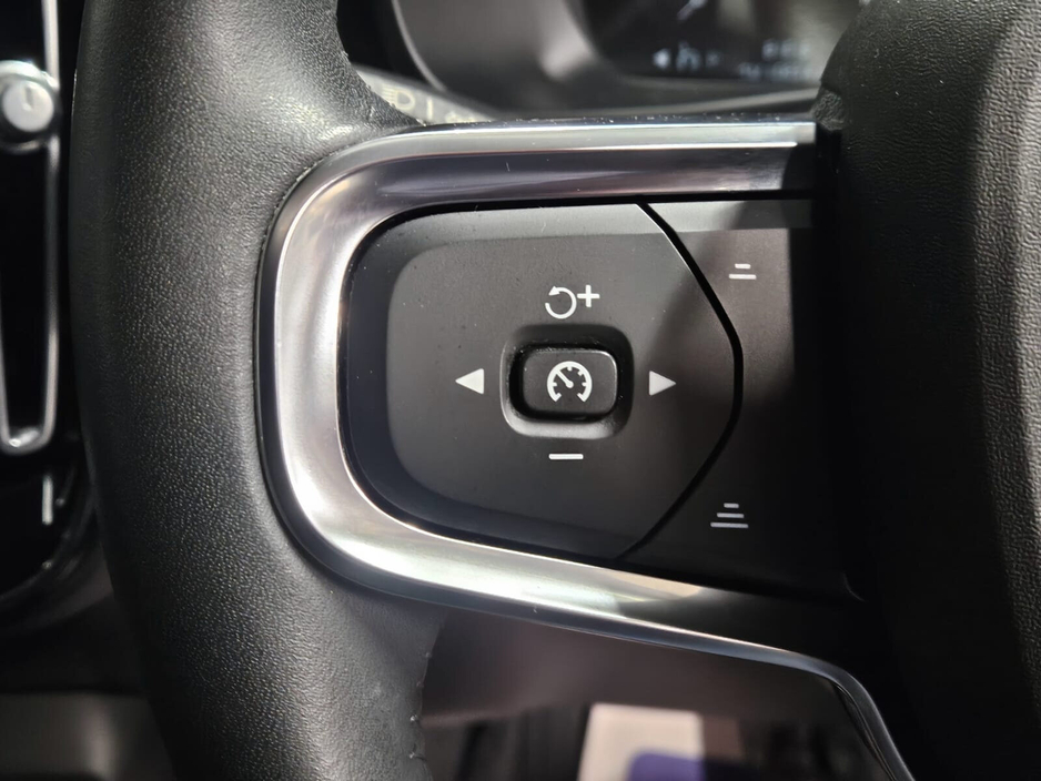 2021 Volvo XC40  €26,950