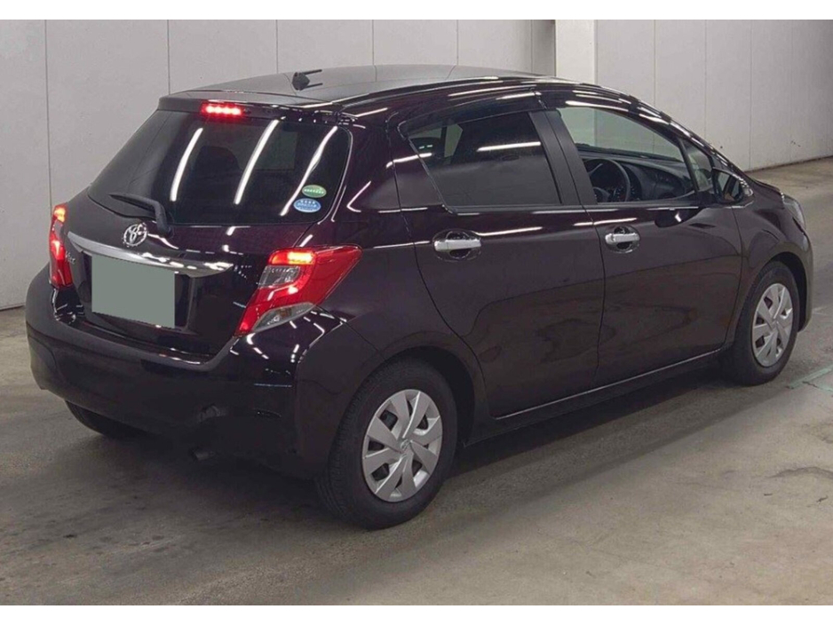 2016 Toyota Yaris - image 3