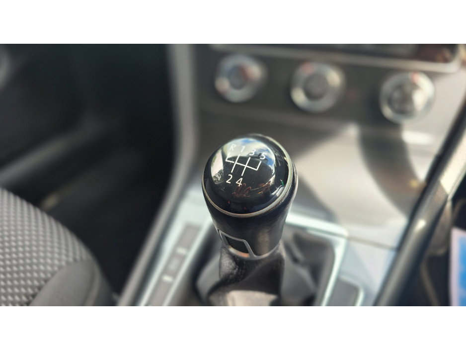 2018 Volkswagen Golf - image 18