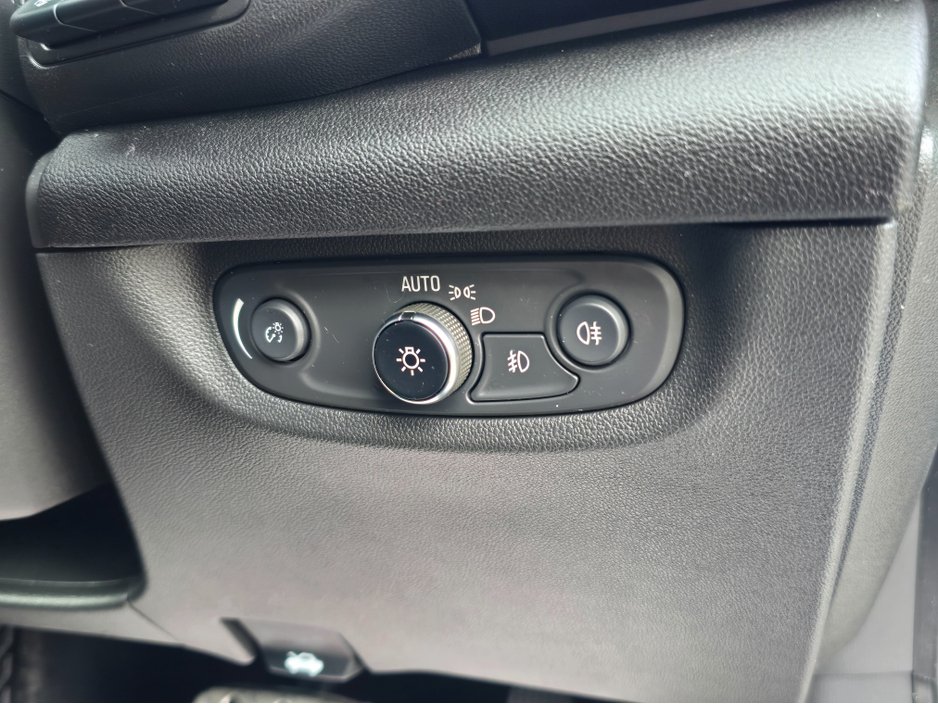 2019 Opel Insignia - image 12