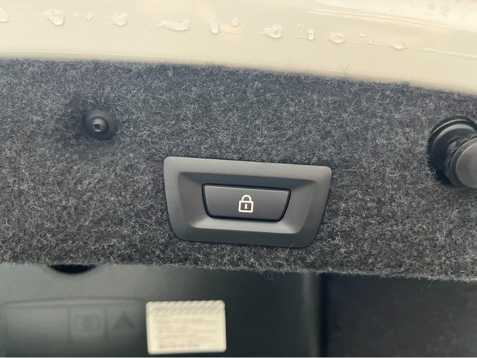 2017 BMW 5 Series - image 8