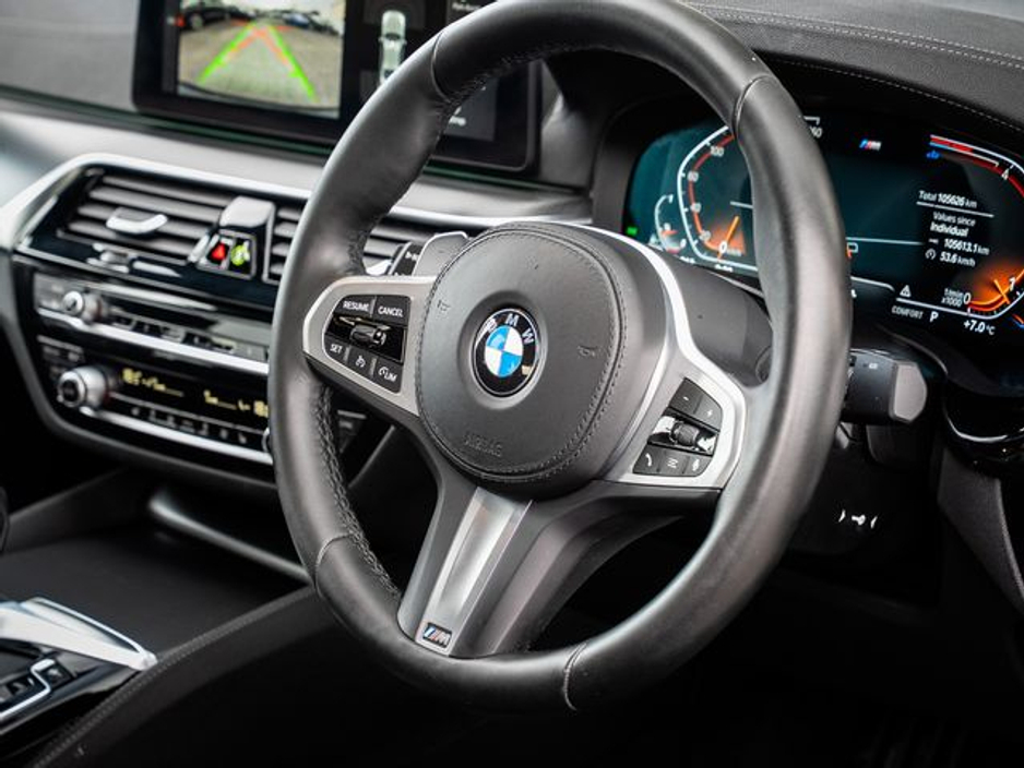 2022 BMW 5 Series - image 8