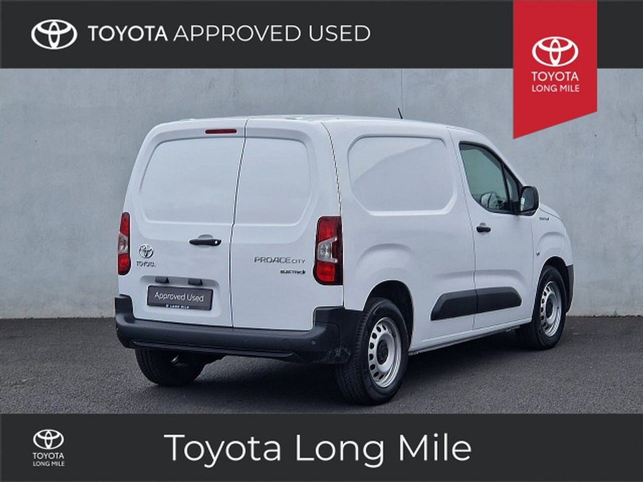 2025 Toyota Proace City - image 2