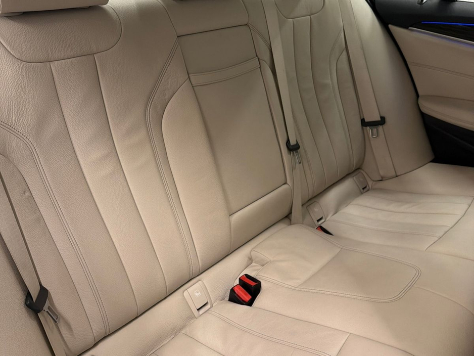 2017 BMW 5 Series - image 11