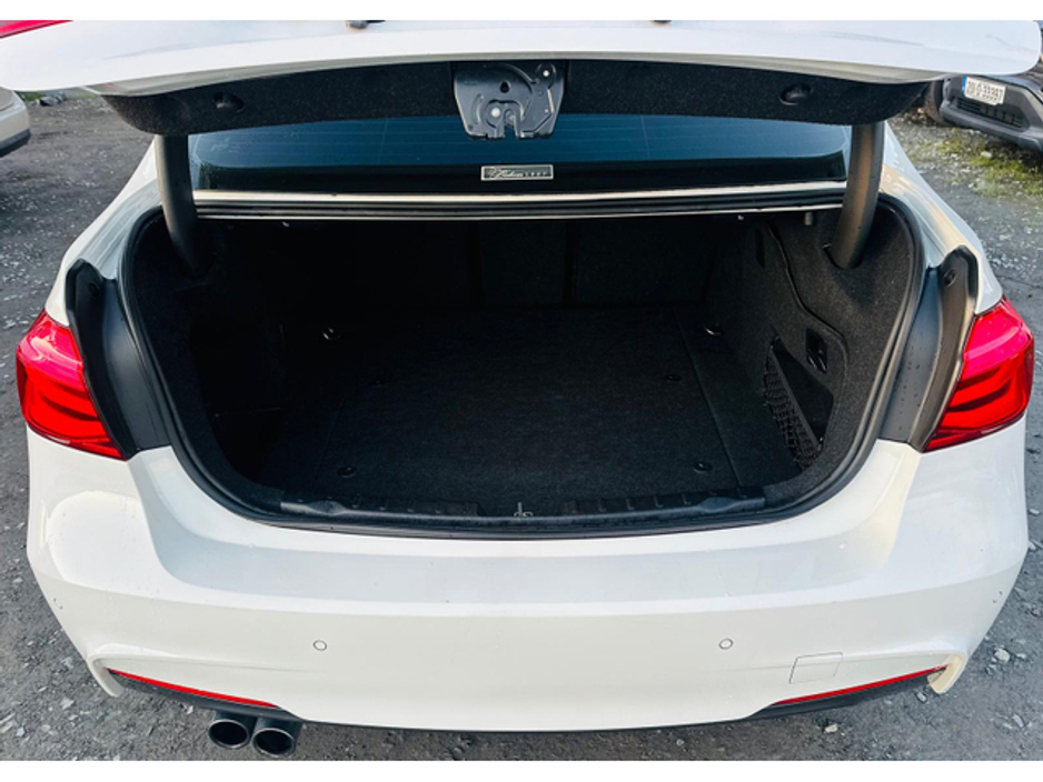 2016 BMW 3 Series - image 9