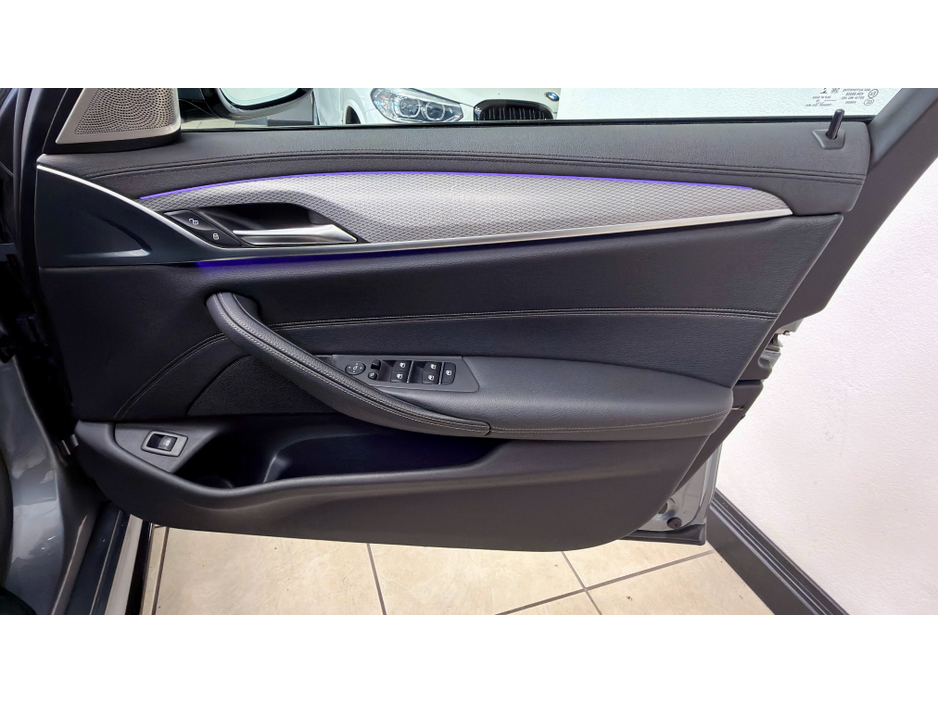 2019 BMW 5 Series - image 18