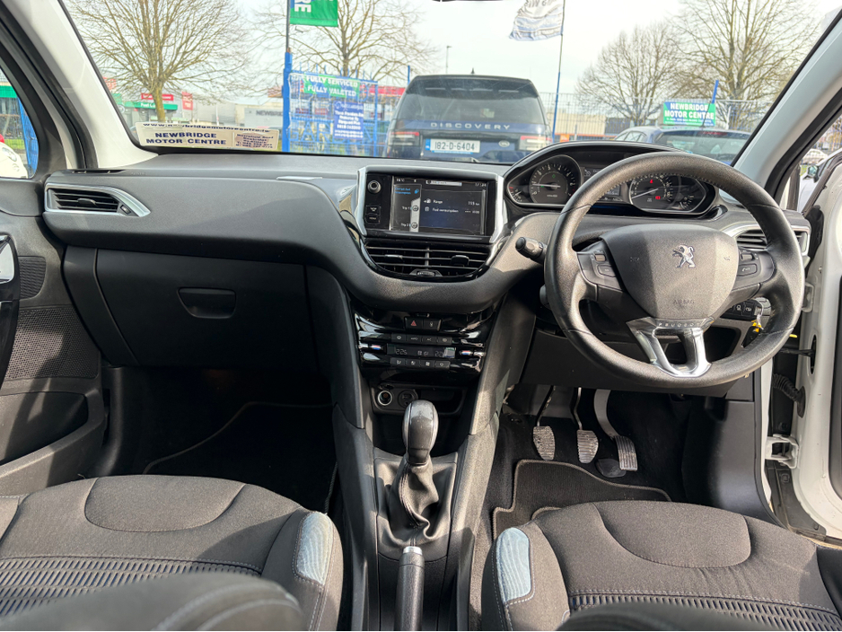 2014 Peugeot 208 - image 8