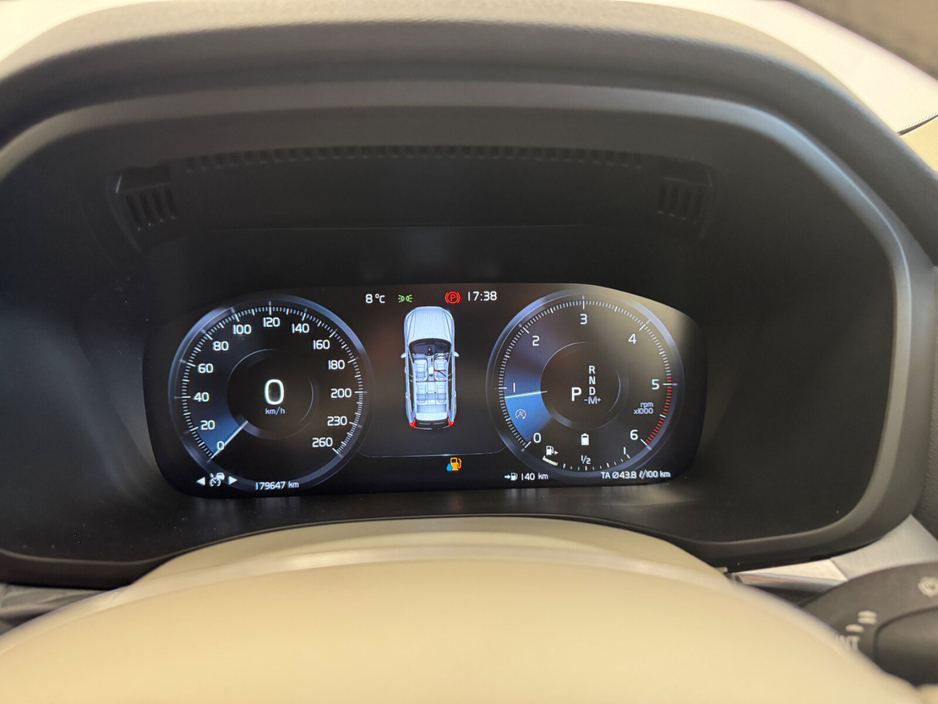 2021 Volvo XC60 - image 10